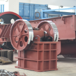 顎式破碎機運行時破碎腔有劇烈撞擊事件